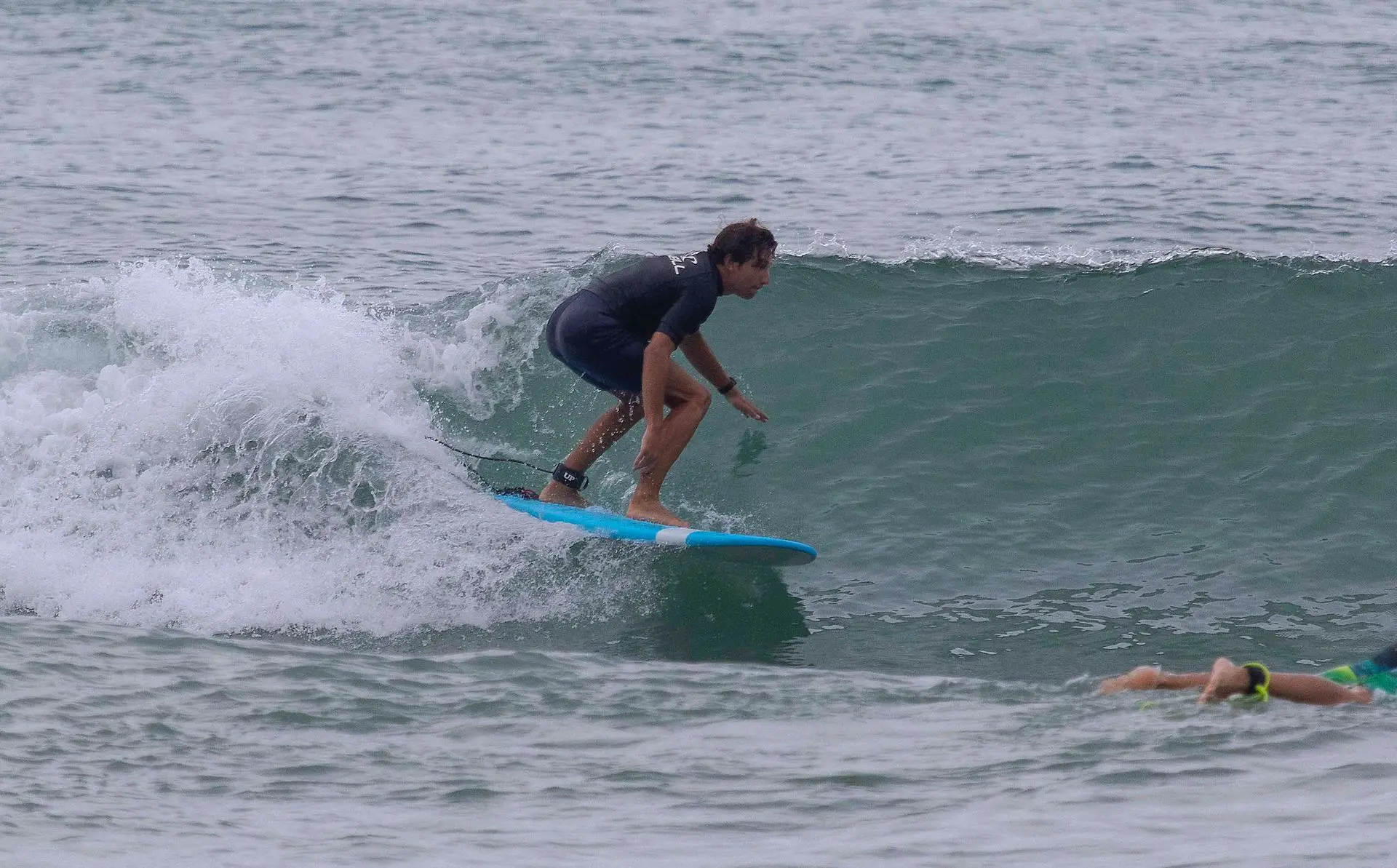 Surfista de Ohana recorriendo una ola