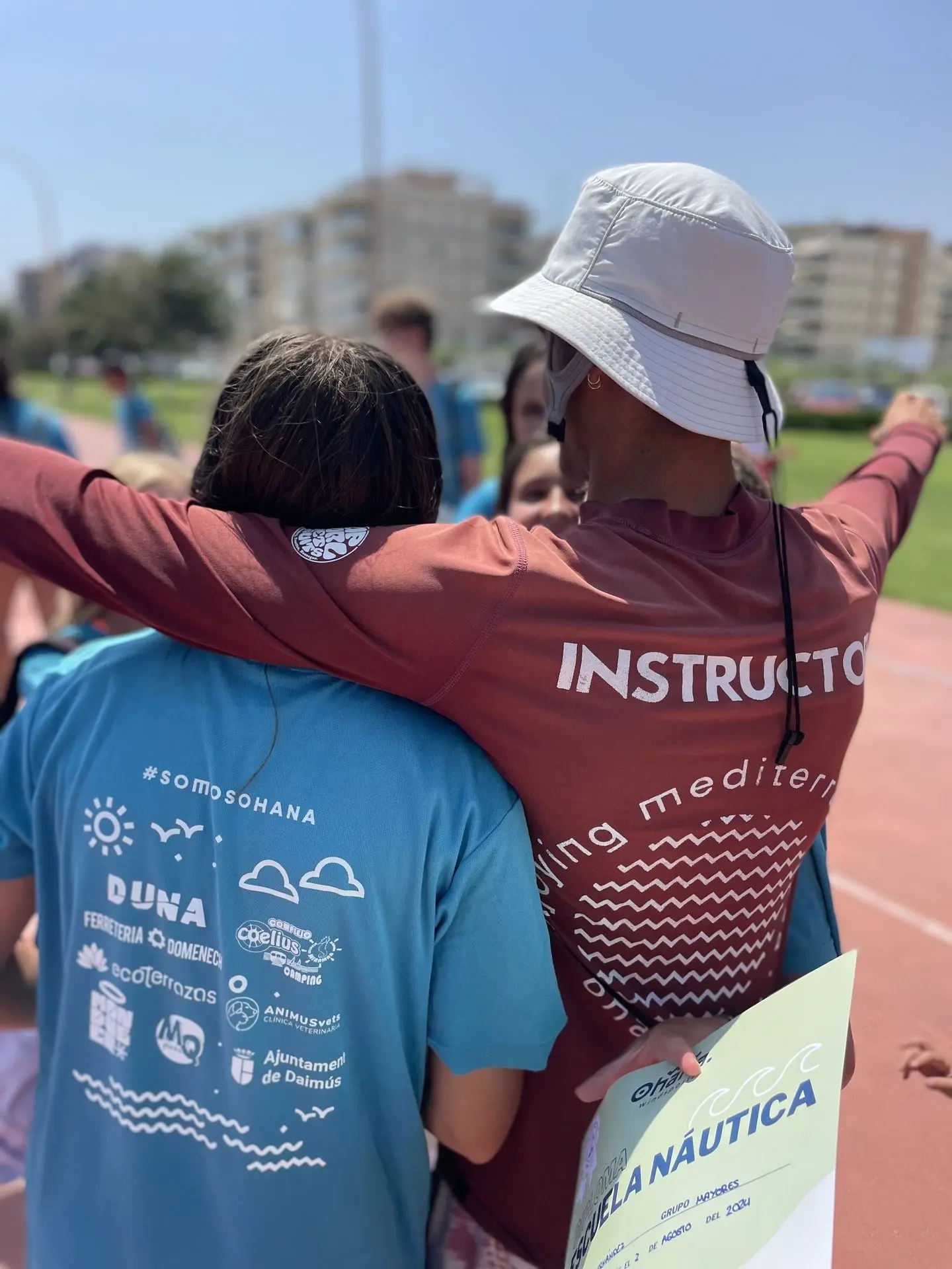 El equipo de Ohana abrazado, junto en la playa