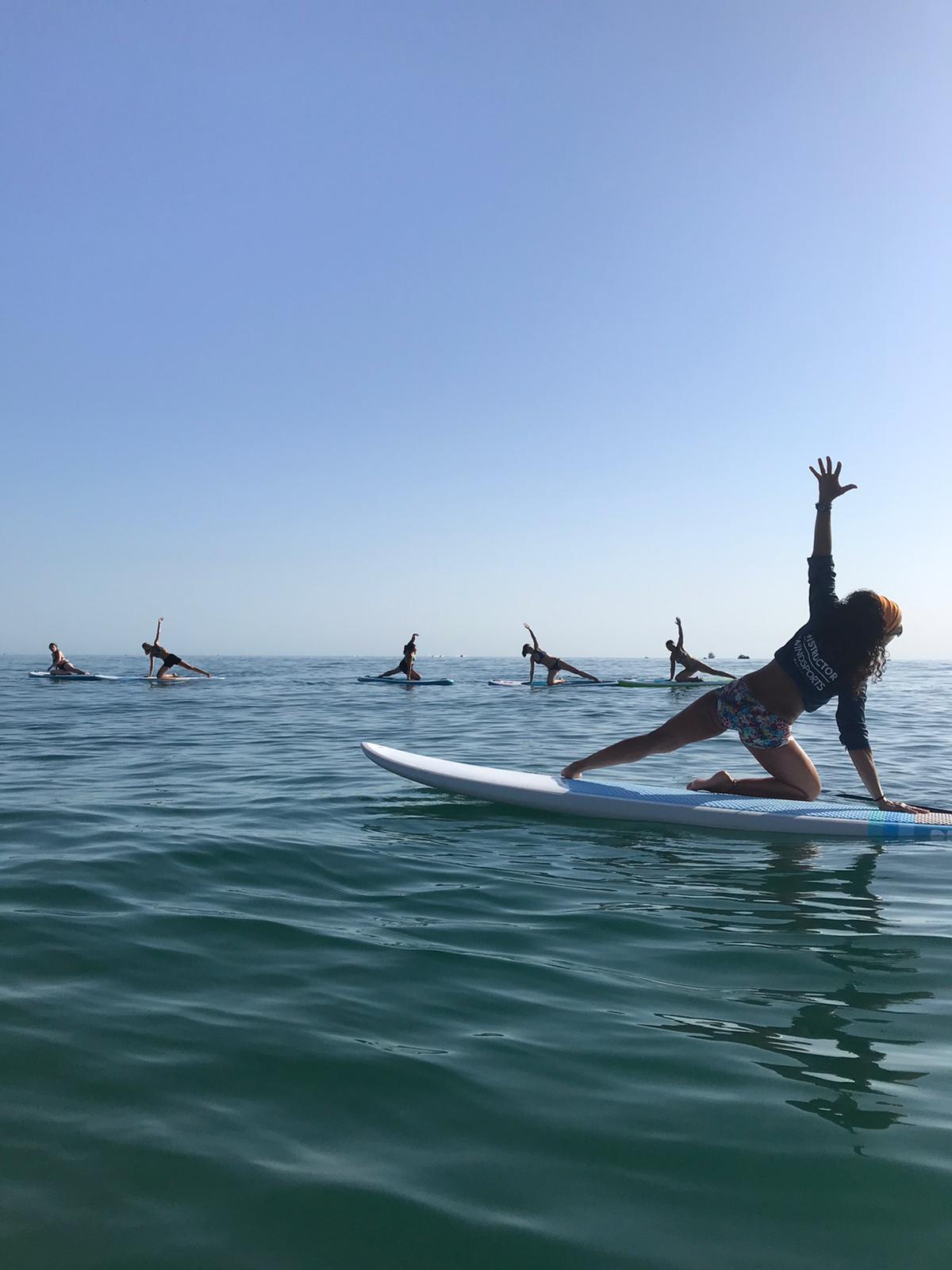 Sesión de yoga sobre tablas de paddle surf en el Mediterráneo